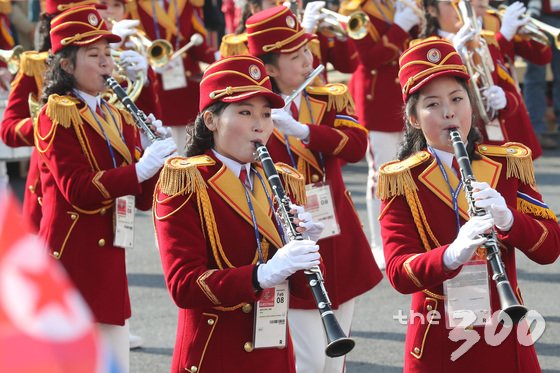 북한 응원단이 8일 오전 강원도 강릉 평창동계올림픽 선수촌에서 열린 북한 선수단 입촌식에서 공연을 펼치고 있다. /사진=뉴스1