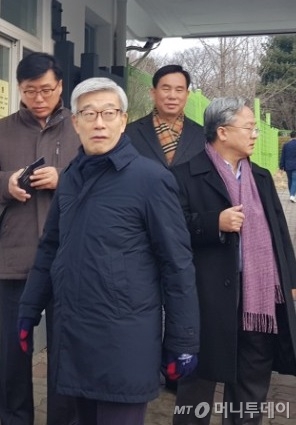 롯데 주요 경영진들이 14일 오전 신동빈 회장 면회차 서울구치소를 찾았다. (왼쪽부터 )류제돈 롯데지주 전무, 송용덕 롯데 호텔·서비스BU장, 허수영 롯데 화학BU장, 윤종민 롯데지주 HR실장/사진=박진영 기자