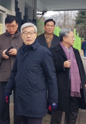 롯데 주요 경영진들이 14일 오전 신동빈 회장 면회차 서울구치소를 찾았다. (왼쪽부터 )류제돈 롯데지주 전무, 송용덕 롯데 호텔·서비스BU장, 허수영 롯데 화학BU장, 윤종민 롯데지주 HR실장/사진=박진영 기자