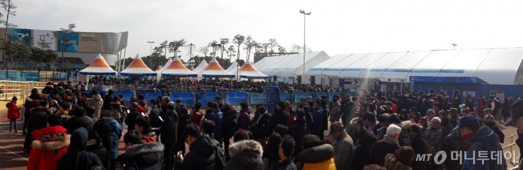 14일 오후 여자 아이스하키 스위스-스웨덴 예선전 경기가 열린 강릉시 관동 하키 센터 앞은 경기장에 들어가려는 관람객으로 붐볐다. /평창=이영민 기자