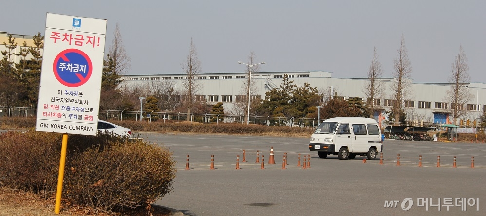 설 연휴 마지막 날인 18일 한국GM 군산공장 직원 주차장이 텅 비어있다. /사진=심재현 기자
