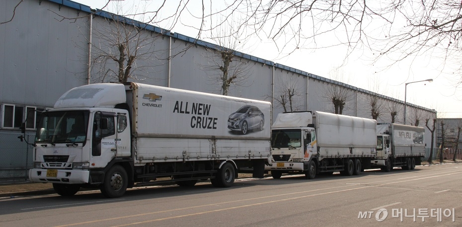 한국GM 군산공장 인근에 GM 쉐보레 '크루즈'와 '말리부' 광고판을 부착한 화물 트럭이 주차돼 있다. /사진=심재현 기자
