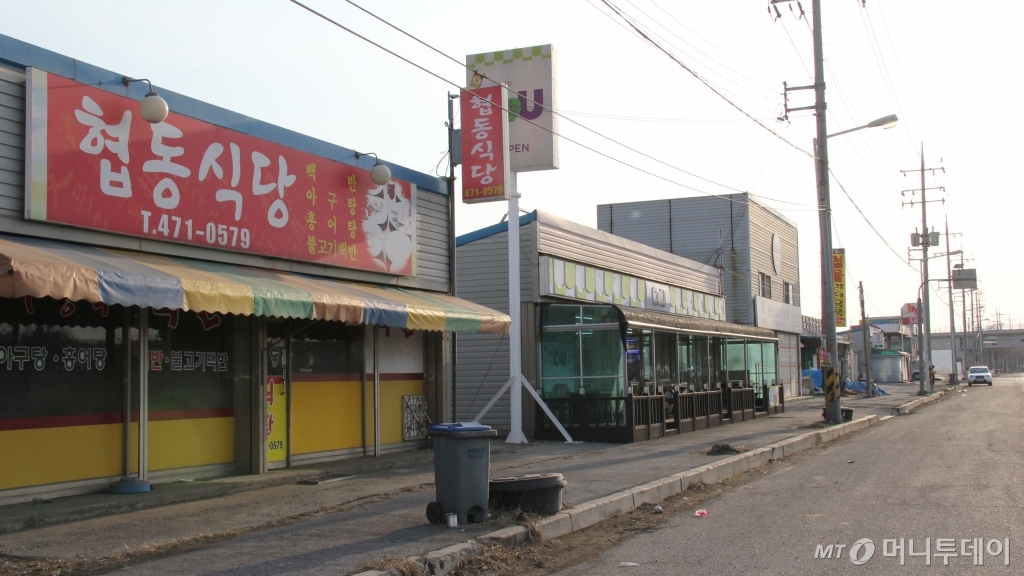 18일 새만금 방조제에서 바라본 현대중공업 군산조선소. 현대중공업은 지난해 7월 군산조선소 가동을 중단했다. /사진=심재현 기자