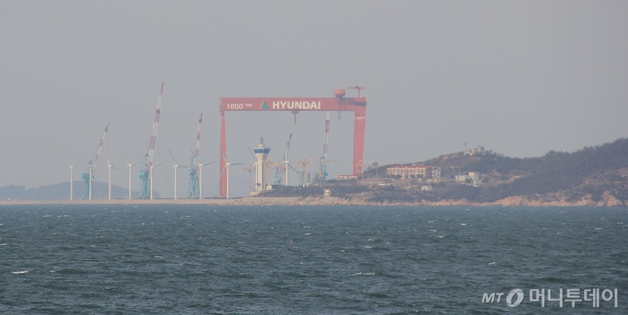 한국GM 군산공장과 현대중공업 군산조선소로 가는 도로를 알리는 표시판. 두 곳 모두 가동중단과 공장폐쇄를 결정하면서 표지판도 바뀔 전망이다. /사진=심재현 기자