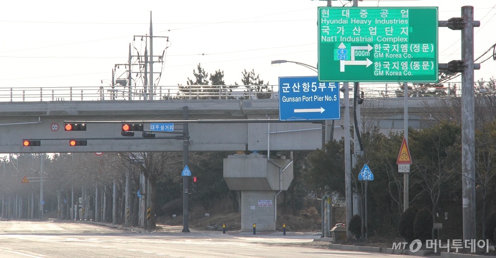 18일 한국GM 군산공장 인근 산업단지에 쉐보레 군산지점에서 내건 초저금리 차량 할부 판매 현수막이 걸려있다. /사진=심재현 기자