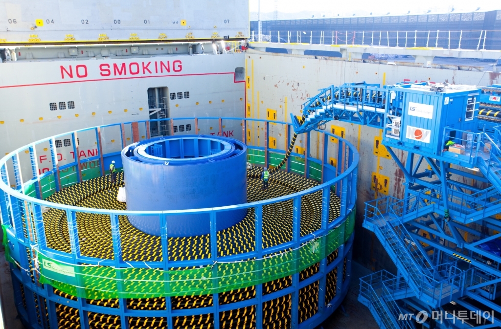 초대형 화물선에 턴테이블이 해저케이블을 선적하고 있다/사진=LS전선