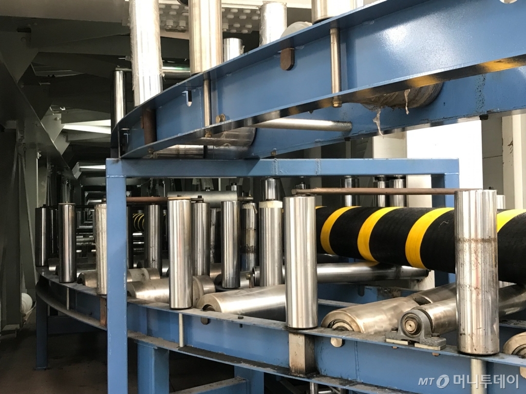 완성된 해저케이블이 '웨이'(Way)를 통해 동해항으로 이동하고 있다/사진=이정혁 기자