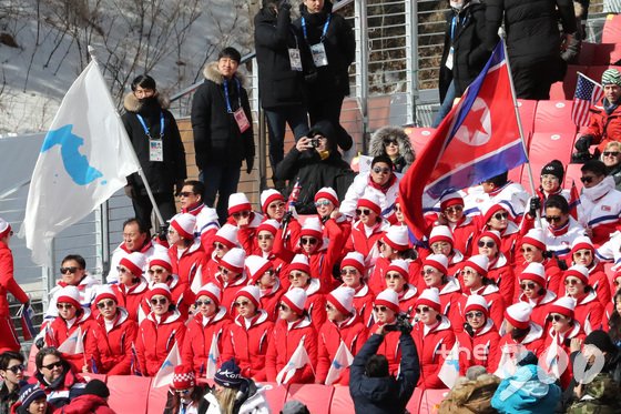북한응원단이 18일 오전 강원도 평창군 용평 알파인 경기장에서 열린 평창동계올림픽 알파인 스키 남자 대회전경기에 출전한 선수들을 응원을 하고 있다. /사진=뉴스1