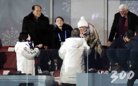 9일 강원도 평창올림픽스타디움에서 열린 평창동계올림픽 개막식에 문재인 대통령과 김정숙 여사가 마이크 펜스 미국 부통령 내외와 인사를 나누고 있다. /사진=뉴스1