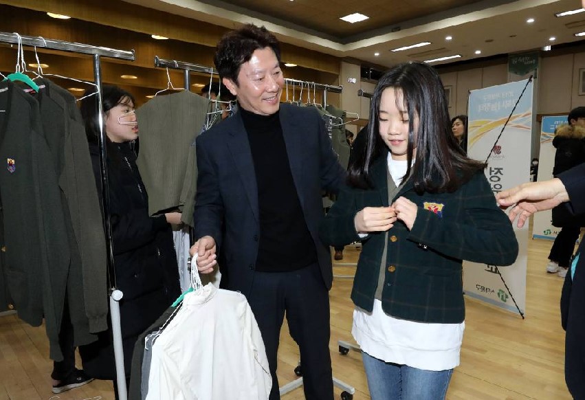 지난해 10월30일 경기 성남시 중원구 성남시의회 앞에서 열린 성남시 고교무상교복 예산 통과를 위한 촉구 기자회견에서 성남시 초·중·고 학부모 네트워크협의회 소속 회원들이 무상교복 예산 통과 촉구 구호를 외치고 있다./사진=뉴스1