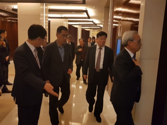 지난 22일 제49회 정기총회 행사장으로 들어가는 경총 회장단/사진=장시복 기자