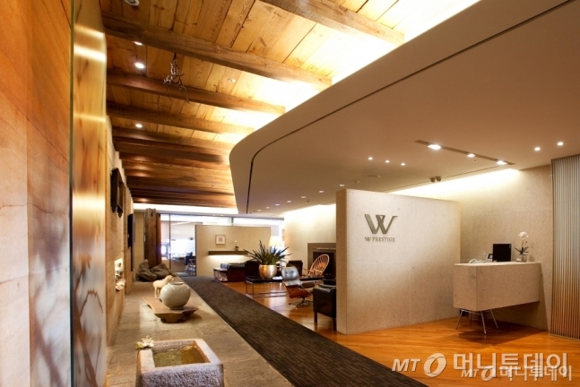 서울 을지로 유안타증권 W프레스티지센터는 주고객 연령층을 고려해, 원목소재 인테리어와 소품, 방향제 등을 선택했다. /사진제공=유안타증권