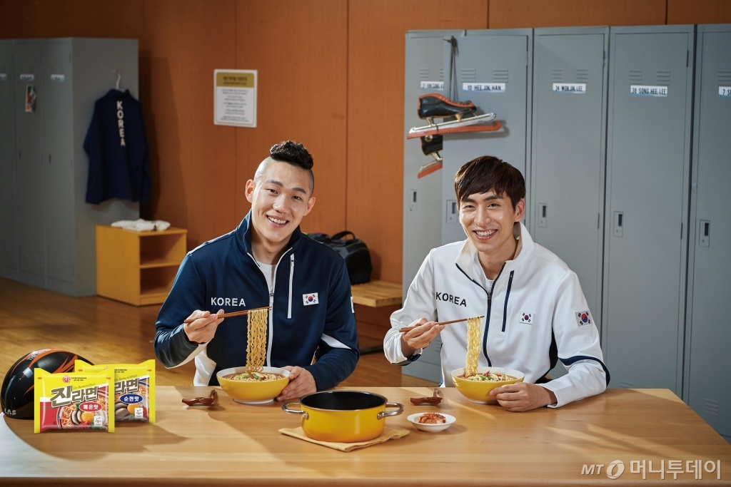 진라면 광고모델 국가대표 스피드스케이팅선수 모태범 이승훈/사진제공=오뚜기