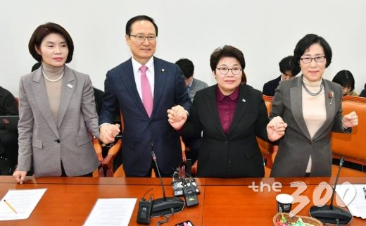 국회 환노위 홍영표 위원장(왼쪽 두번째)과 더불어민주당 한정애, 자유한국당 임이자, 바른미래당 김삼화 간사가 27일 오전 서울 여의도 국회 환경노동위원회 소회의실에서 근로시간 단축 관련 법안 통과 관련 3당 간사 기자간담회에서 손을 잡고 사진촬영을 하고 있다. /사진=이동훈 기자