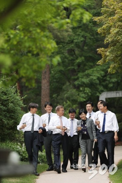 문재인 대통령이 11일 오후 청와대 경내에서 신임 민정·인사·홍보수석비서관, 총무비서관 등과 산책하고 있다. (청와대 제공) 2017.5.11/뉴스1