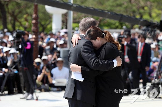 문재인 대통령이 18일 오전 광주 국립 5·18 민주묘지에서 열린 제37주년 5·18 민주화운동 기념식에서 편지를 낭송한 유가족을 끌어안고 있다.(청와대)2017.5.18/뉴스1