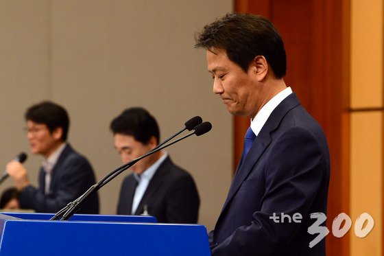 임종석 청와대 비서실장이 26일 오후 청와대 춘추관에서 가진 브리핑에서 이낙연 국무총리 후보자 등의 위장전입 논란에 대해  "저희가 내놓는 인사가 국민 눈높이에 미치지 못한 점에 대해 국민 여러분께 죄송하다는 말씀드린다"고 사과한뒤 고개를 숙이고 있다.2017.5.26/뉴스1