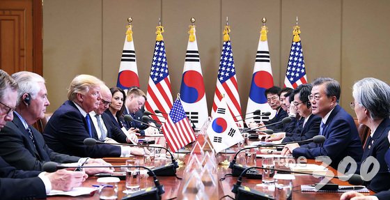 문재인 대통령과 도널드 트럼프 미국 대통령이 7일 오후 청와대에서 확대정상회담을 하고 있다. (청와대) 2017.11.7/뉴스1
