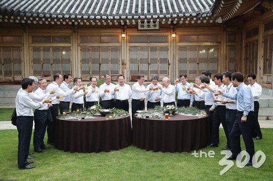 문재인 대통령이 27일 청와대 상춘재에서 열린 주요 기업인과의 호프 미팅에서 박용만 대한상공회의소 회장 등 기업 총수들과 건배를 하고 있다.(청와대) 2017.7.27/뉴스1