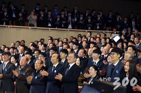  문재인 대통령이 28일 대구 중구 콘서트하우스에서 열린 2.28 민주운동 기념식에서 박수치고 있다. (청와대 제공) 2018.2.28/뉴스1  <저작권자 © 뉴스1코리아, 무단전재 및 재배포 금지>