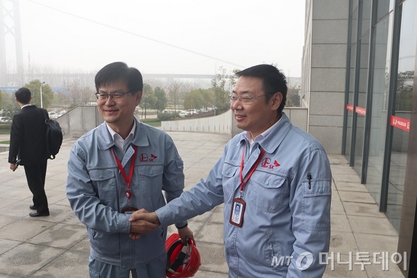 중한석화 관쩌민 총경리(사진 오른쪽)와 이원근 부총경리(사진 왼쪽)/사진=진상현 베이징 특파원