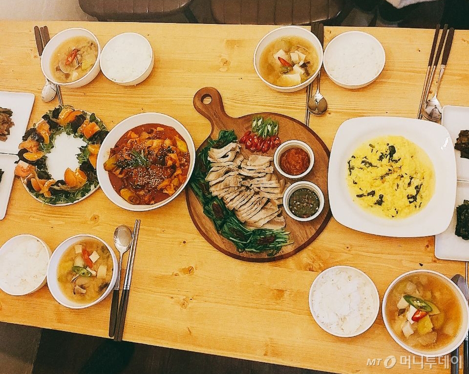 2시간39분 동안 4명이서 완성한 저녁 한 상. /사진=강선미 기자