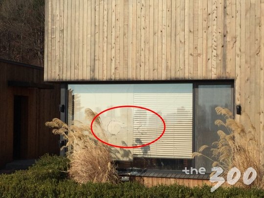 충남도지사 관사 본채 유리창에 난 구멍, 안 지사의 성폭행 의혹 보도에 분노한 30대 민주당원이 6일 오전 야구방망이를 휘둘러 파손했다. /사진=이재원 기자