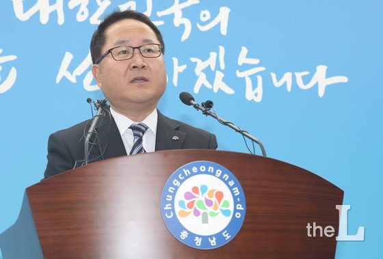 남궁영 충남도 행정부지사가 6일 오전 충남도청 브리핑실에서 안희정 충남도지사의 성폭행 논란과 관련해 기자회견을 하고 있다./사진=-뉴스1