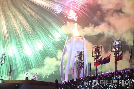 9일 오후 강원도 평창군 평창올림픽스타디움에서 열린 '2018 평창 동계 패럴림픽 개회식'에서 성화점화를 하고 있다.   지난 1988년 서울패럴림픽 이후 30년 만에 국내에서 열리는 이번 패럴림픽은 49개국 570명이 출전, 역대 최대 규모로 오는 18일까지 열린다. 2018.3.9/뉴스1  <저작권자 © 뉴스1코리아, 무단전재 및 재배포 금지>