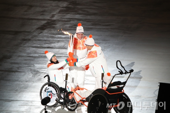 9일 오후 강원도 평창군 평창올림픽스타디움에서 열린 '2018 평창 동계 패럴림픽 개회식'에서 성화봉송을 하고 있다.  지난 1988년 서울패럴림픽 이후 30년 만에 국내에서 열리는 이번 패럴림픽은 49개국 570명이 출전, 역대 최대 규모로 오는 18일까지 열린다. 2018.3.9/뉴스1  <저작권자 © 뉴스1코리아, 무단전재 및 재배포 금지>