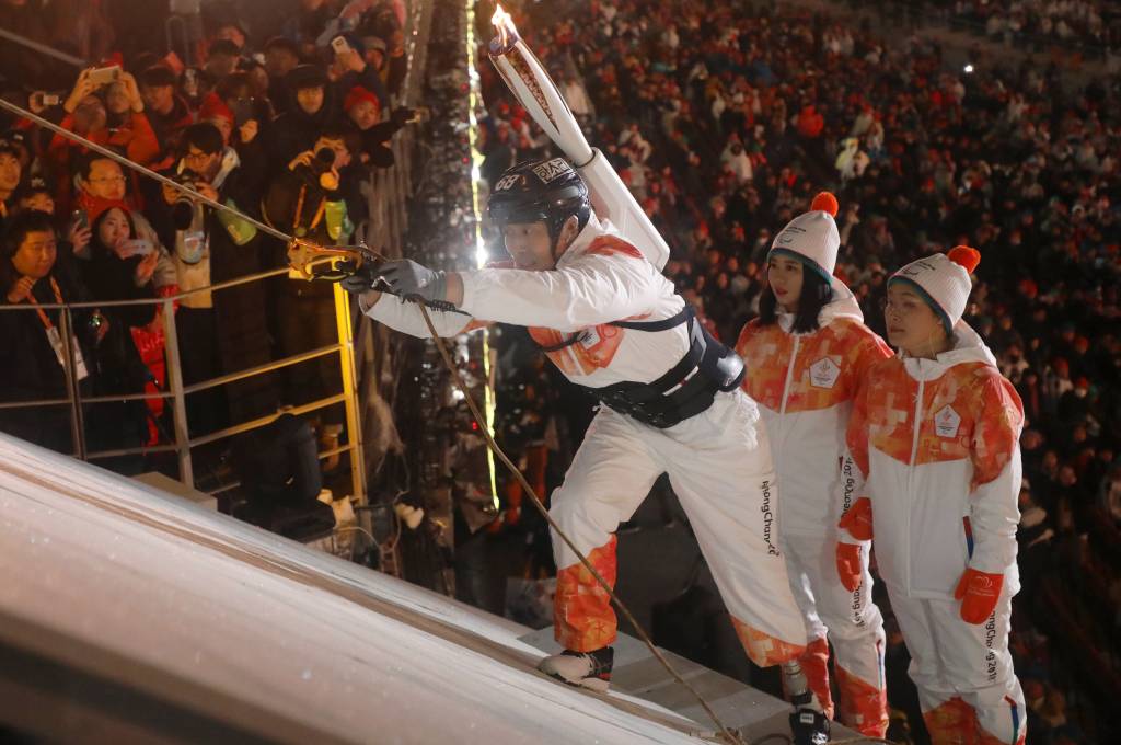 【평창=뉴시스】김진아 기자 = 9일 강원도 평창올림픽스타디움에서 열린 평창동계패럴림픽 개막식에서 장애인아이스하키 한민수 선수가 성화를 들고 점화대로 오르고 있다. 2018.03.09.  photo@newsis.com   <저작권자ⓒ 공감언론 뉴시스통신사. 무단전재-재배포 금지.>