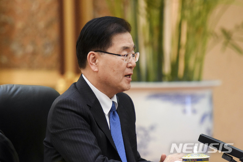 【베이징=AP/뉴시스】정의용 청와대 국가안보실장(가운데)이 12일 베이징을 방문해 시진핑 국가주석과 만나고 있다. 2018.3.12