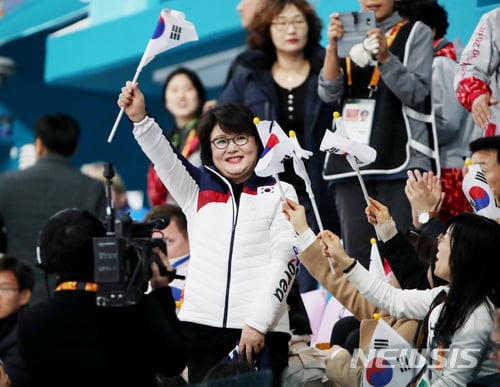 【평창=뉴시스】김진아 기자 = 문재인 대통령 부인 김정숙 여사가 13일 오후 강원도 강릉시 강릉컬링센터에서 열린 2018 평창동계패럴림픽 휠체어컬링 예선 7차전 대한민국과 스위스의 경기를 찾아 태극기를 흔들고 있다. 2018.03.13.   bluesoda@newsis.com  <저작권자ⓒ 공감언론 뉴시스통신사. 무단전재-재배포 금지.>