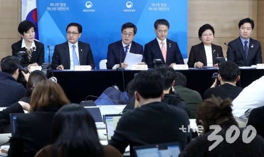 김동연 경제부총리 겸 기획재정부장관이 15일 오후 세종로 정부서울청사에 '청년 일자리 대책' 관계부처 합동 브리핑을 하고 있다. 김영주(왼쪽부터) 고용노동부 장관, 유영민 과학기술정보통신부 장관, 김동연 부총리, 박능후 보건복지부 장관, 정현백 여성가족부 장관, 홍종학 중소벤처기업부 장관. /사진=홍봉진 기자