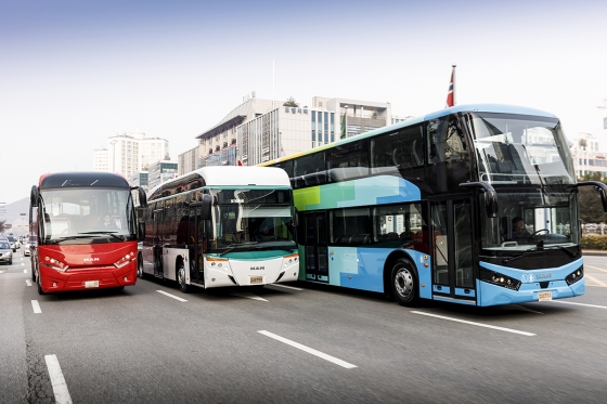 오른쪽부터 국내 최다 정규 좌석(73석)을 보유한 'MAN 라이온스 더블데커(2층 버스), 국내 저상버스 중 가장 긴 차체 길이(12m)에 3개 출입문을 갖춘 'MAN 라이온스시티 천연가스(CNG) 저상버스', 그리고 천장 개폐형 오픈탑 모델인 'MAN 투어링 버스(관광 버스)'/사진제공=만트럭버스코리아
