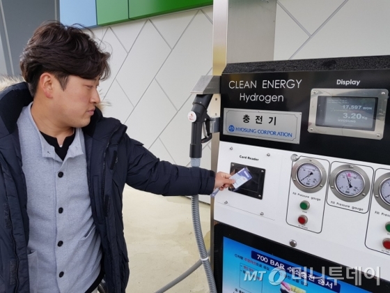 울산 옥동 LPG수소복합충전소에서 김재용 대리가 수소충전기를 작동하고 있다./사진(울산)=장시복 기자