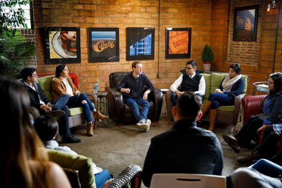 지난해 11월 미국 오클라호마시티를 방문해 '드리머'(Dreamer)로 불리는 불법체류 청년들과 이야기 하고 있는 마크 저커버그(뒷줄 가운데) 페이스북 최고경영자(CEO). 저커버그는 최근 몇 년 간 정계 진출을 염두에 둔 듯한 정치적 행보를 보여왔다. /사진=저커버그
페이스북