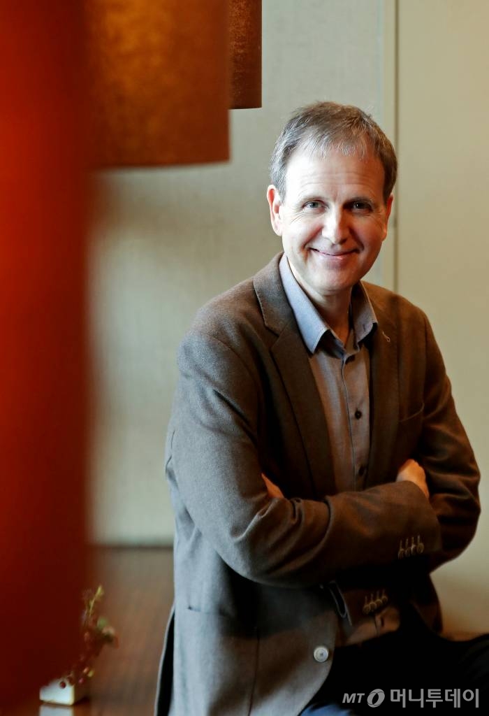 피아니스트 케빈 케너가 지난 25일 독주회 리허설을 마치고 인터뷰를 하며 포즈를 취하고 있다./사진=김창현 기자