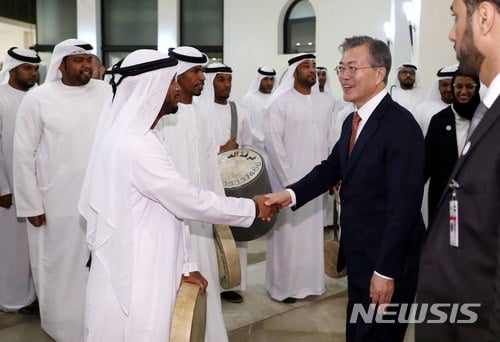 【아부다비(아랍에미리트)=뉴시스】전신 기자 = 문재인 대통령이 26일(현지시간) 아랍에미리트 아부다비 국립극장에서 열린 자이드의 해 기념 양국 문화교류행사에 참석하며 로비 퍼포먼스 공연자들과 악수하고 있다. 2018.03.27. photo1006@newsis.com
