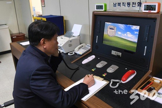 통일부 연락관이 지난 1월3일 판문점에서 남북직통전화를 통해 북측에서 온 전화를 받고 있다. (통일부 제공) /사진=뉴스1