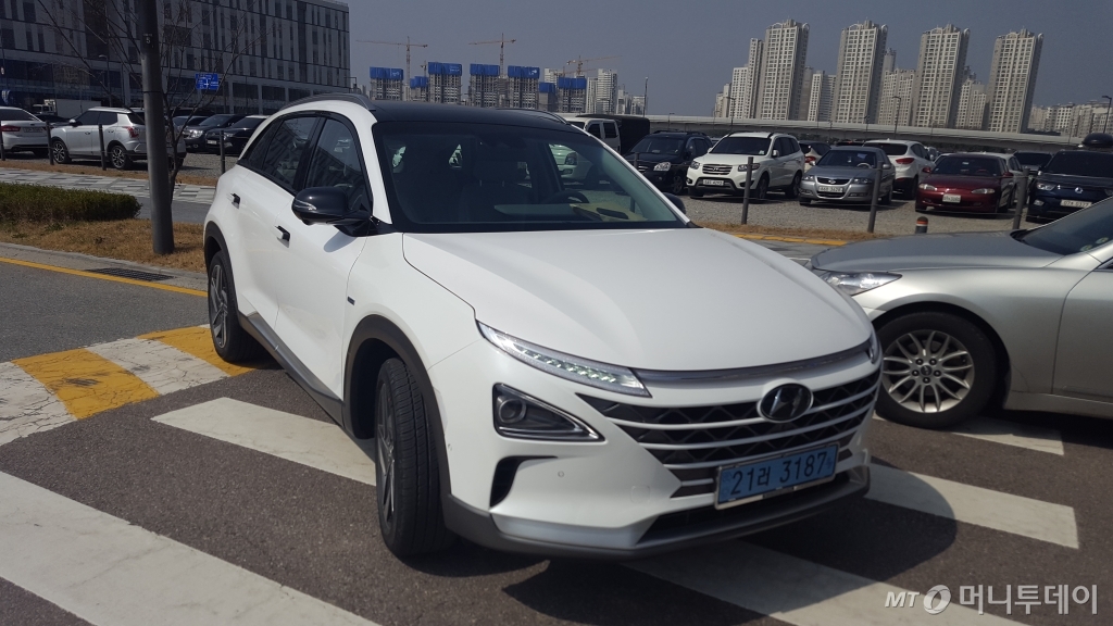 넥쏘의 자율주차으로 운전자 탑승 없이 평행주차를 해내는 모습. /사진=최우영 기자