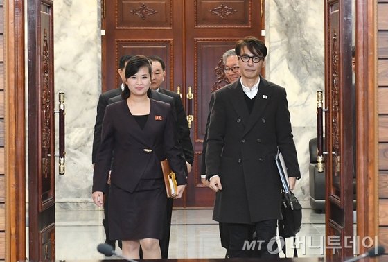 지난 20일 오전 판문점 통일각에서 열린 예술단 실무접촉에서 남측 수석대표로 나선 윤상 음악감독(오른쪽)과 북측 대표 현송월 삼지연관현악단 단장(왼쪽)이 회의장에 입장하고 있다./사진=통일부