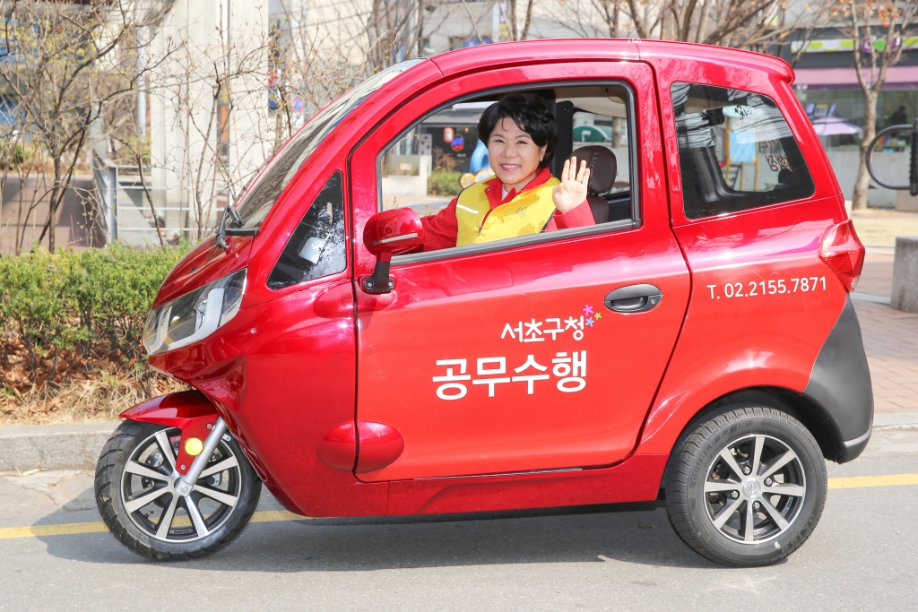 조은희 서초구청장은 빨간 삼륜차를 타고 골목 구석구석을 다니며 구민들을 만난다./사진제공=서초구청장