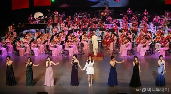 지난 2월11일 오후 서울 국립극장 해오름극장에서 열린 북한 예술단 공연에서 가수 서현(오른쪽에서 네번째)이 북한 예술단 여자 가수들과 ‘우리의 소원’을 부르며 손을 잡고 있다. 서현은 4월 1~3일 우리 예술단의 평양 공연에서 사회를 맡을 것으로 알려졌다. /사진제공=청와대