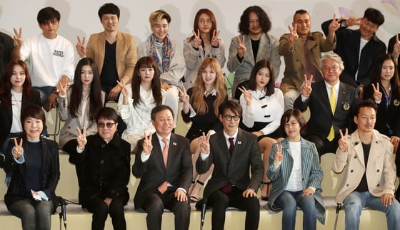 도종환 문화체육부 장관과 윤상 음악감독을 비롯해 북한 평양에서 공연을 앞둔 우리 측 예술단이 31일 오전 김포공항에서 출국 전 인사를 전하며 브이 사인을 그리고 있다/사진=뉴스1