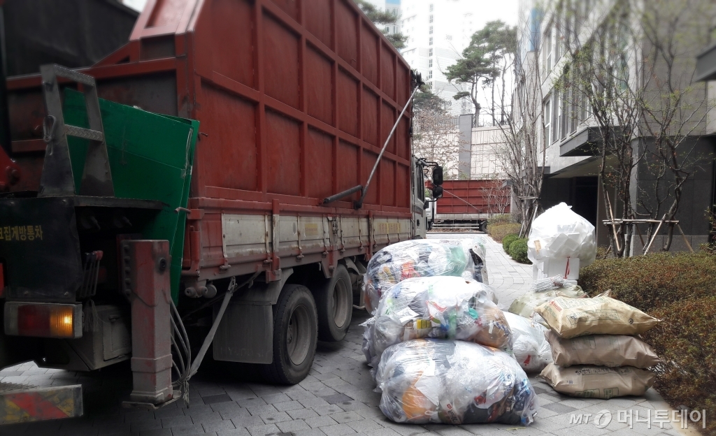 2일 서울 마포구 한 아파트에서 쓰레기 수거 차량이 폐비닐 쓰레기 마대를 두고 떠나고 있다. /사진=이영민 기자