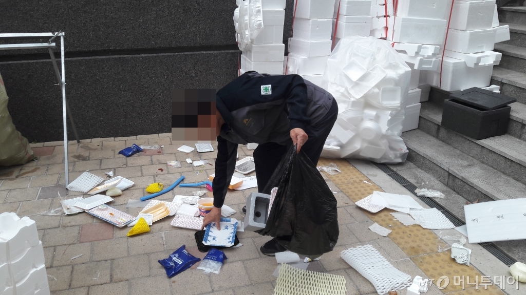 2일 서울 마포구 한 아파트 미화관리인이 음식물이 묻거나 염색돼 재활용이 불가능한 스티로폼을 따로 분류해 모아버리고 있다. /사진=이영민 기자