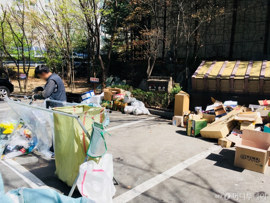 정해진 분리수거일 이전이지만 가득찬 아파트 분리수거장 /사진=남궁민 기자