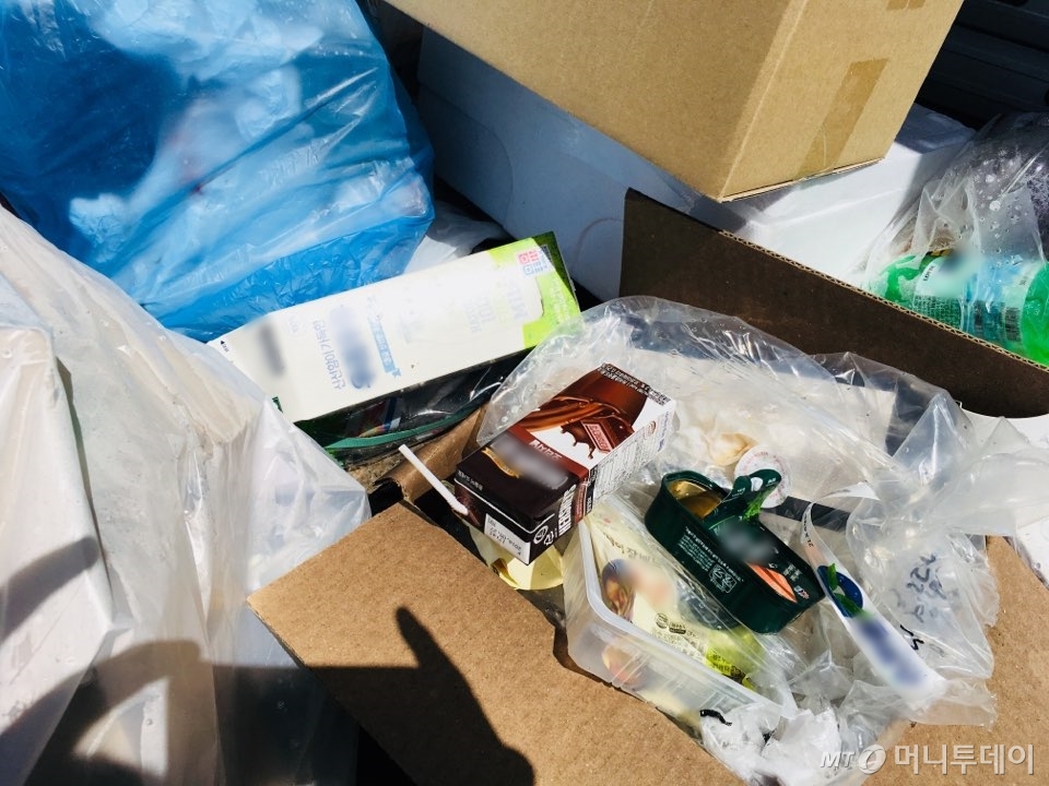 음식물이 묻은 채 버려져있는 비닐 쓰레기. 규정상 수거 불가능한 상태다. /사진=남궁민 기자