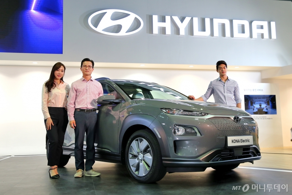 현대차는 12일 서울 강남구 코엑스에서 열린 'EV 트렌드 코리아 2018'에서 '코나 일렉트릭'을 국내 최초 공개했다. 이광국 현대차 국내영업본부장 부사장(왼쪽 2번째)이 모델과 함께 포즈를 취하고 있다./사진=현대차